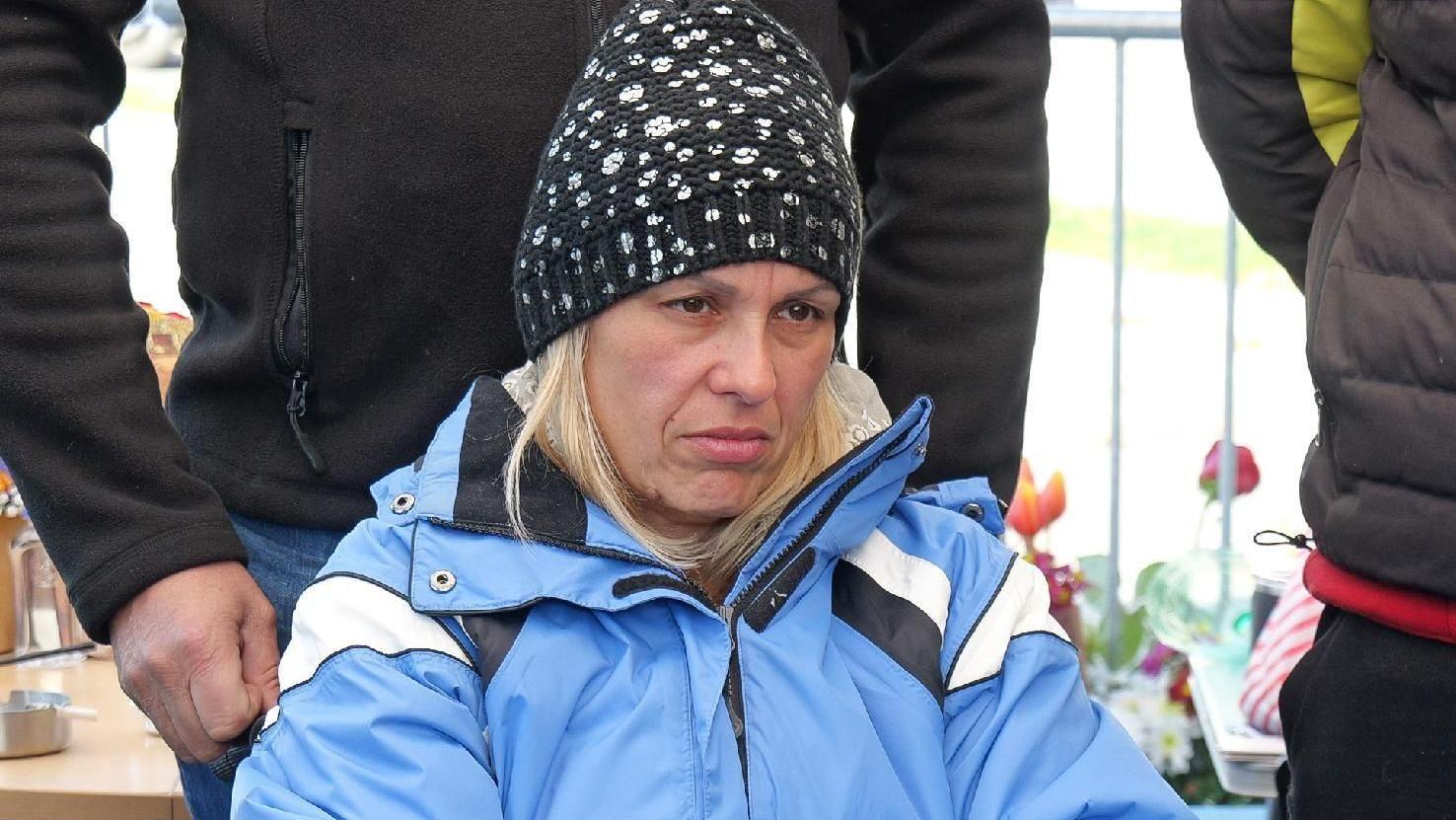 Dijana Hrka štrajkuje glađu u centru Beograda, tražeći istinu o smrti sina u Novom Sadu, okružena ljudima koji je podržavaju