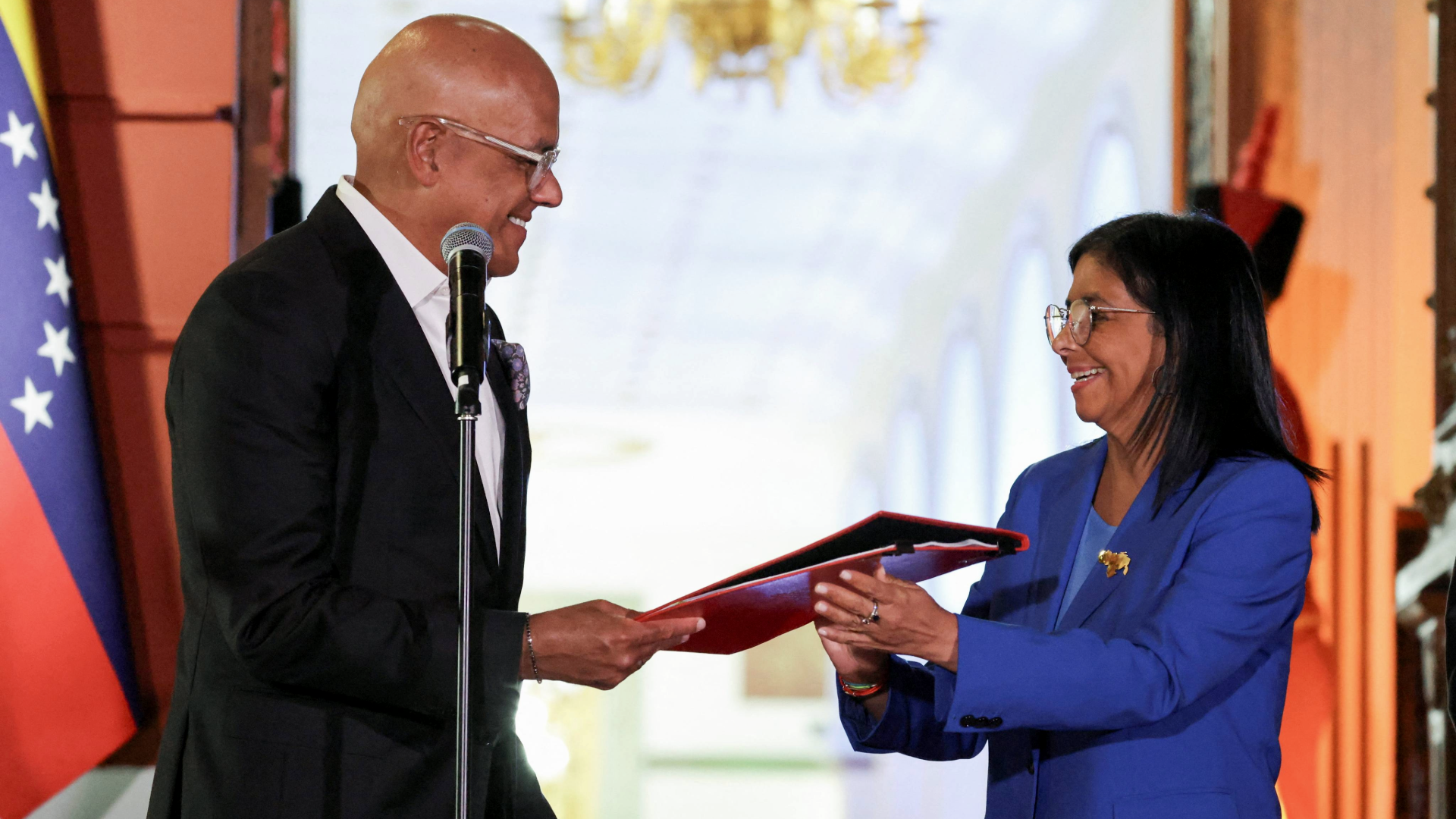 La presidenta interina de Venezuela, Delcy Rodríguez, recibe el texto de la ley de amnistía.