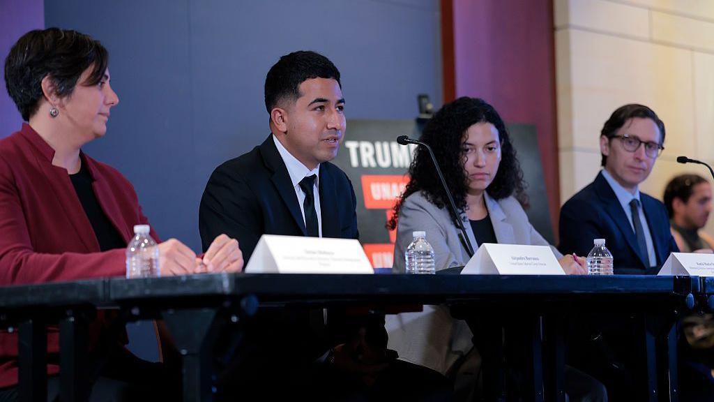 Alejandro Barranco (segundo desde la izquierda), veterano del Cuerpo de Marines de EE. UU. e hijo de Narciso Barranco, cuyo arresto por agentes de ICE fue filmado y ampliamente difundido en junio, habla durante un foro de supervisión con miembros demócratas del Comité de Seguridad Nacional de la Cámara de Representantes en el Edificio del Capitolio de EE. UU. el 22 de julio de 2025, en Washington, DC. (Foto: Anna Moneymaker/Getty Images)