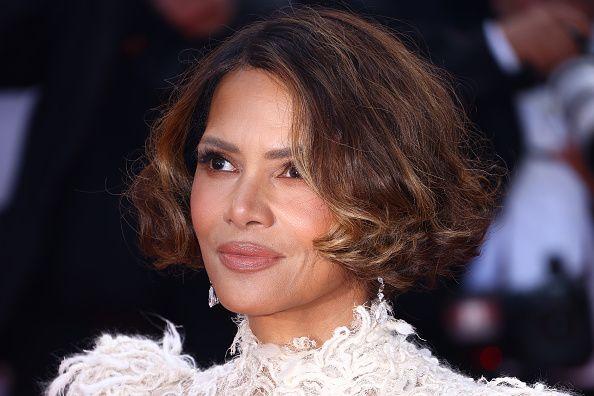 A atriz Halle Berry participa do tapete vermelho da cerim&ocirc;nia de encerramento do 78&ordm; Festival de Cannes
