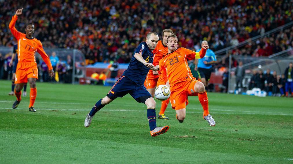 Iniesta se prepara para rematar ante Países Bajos el gol que dio la victoria a España en 2010.