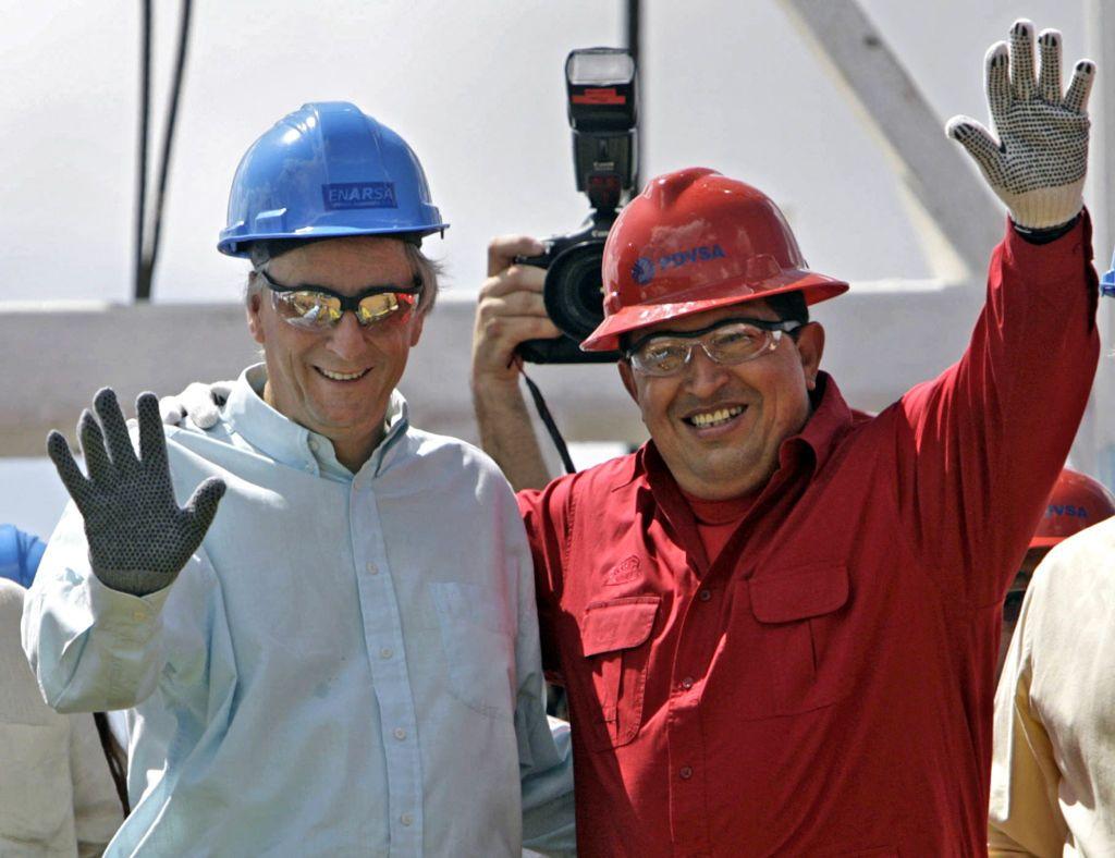 Nestor Kirchner y Hugo Chávez usando cascos de obreros petroleros.