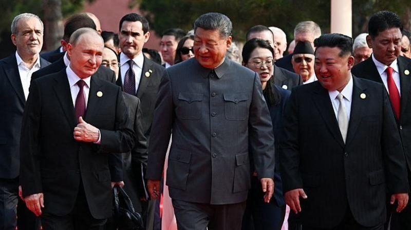 普京（前排左一）和金正恩（前排右一）分別站在習近平左右手，被視為最重要的國際嘉賓。