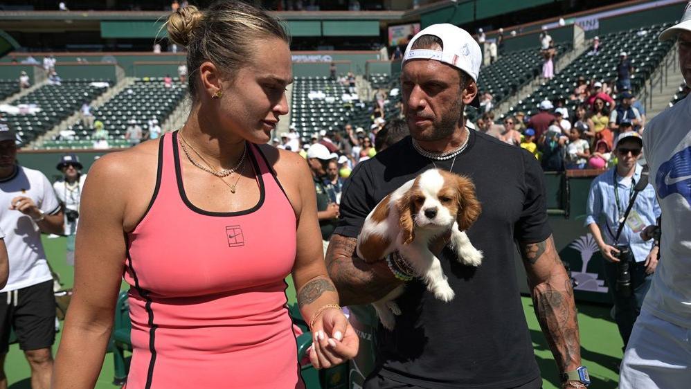 sabalenka, njen verenik i kuče