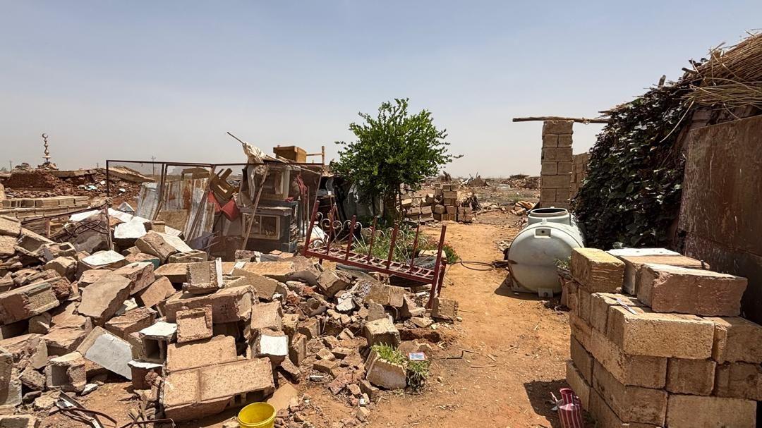 عريشة وسط الركام، بنتها سيدة لتقي نفسها و أولادها من حر الصيف.