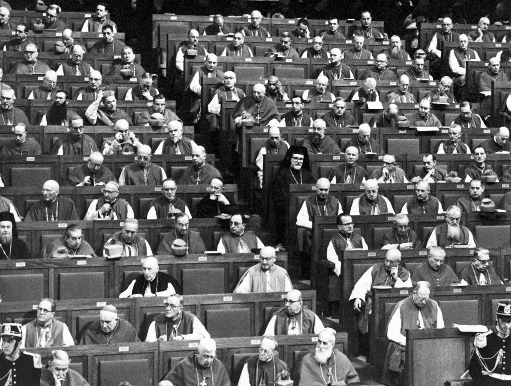 Foto en blanco negro de una de las sesiones del Concilio Vaticano II, el cual se celebró entre 1962 y 1965.