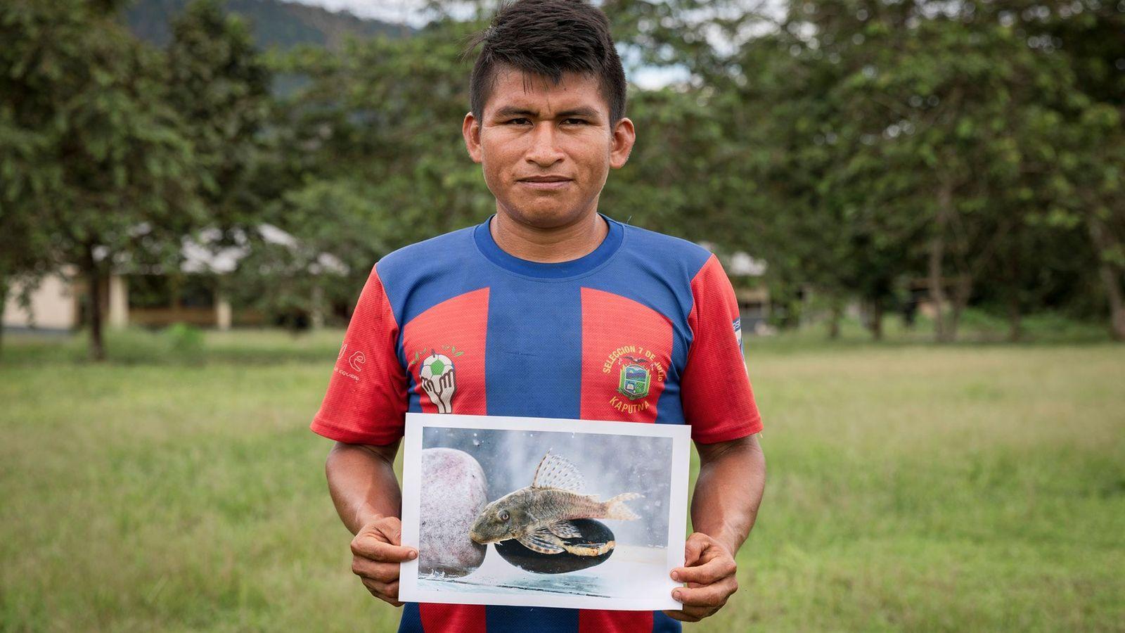 Germán Narankas, miembro de la comunidad shuar, muestra una de las especies que él y su comunidad descubrieron