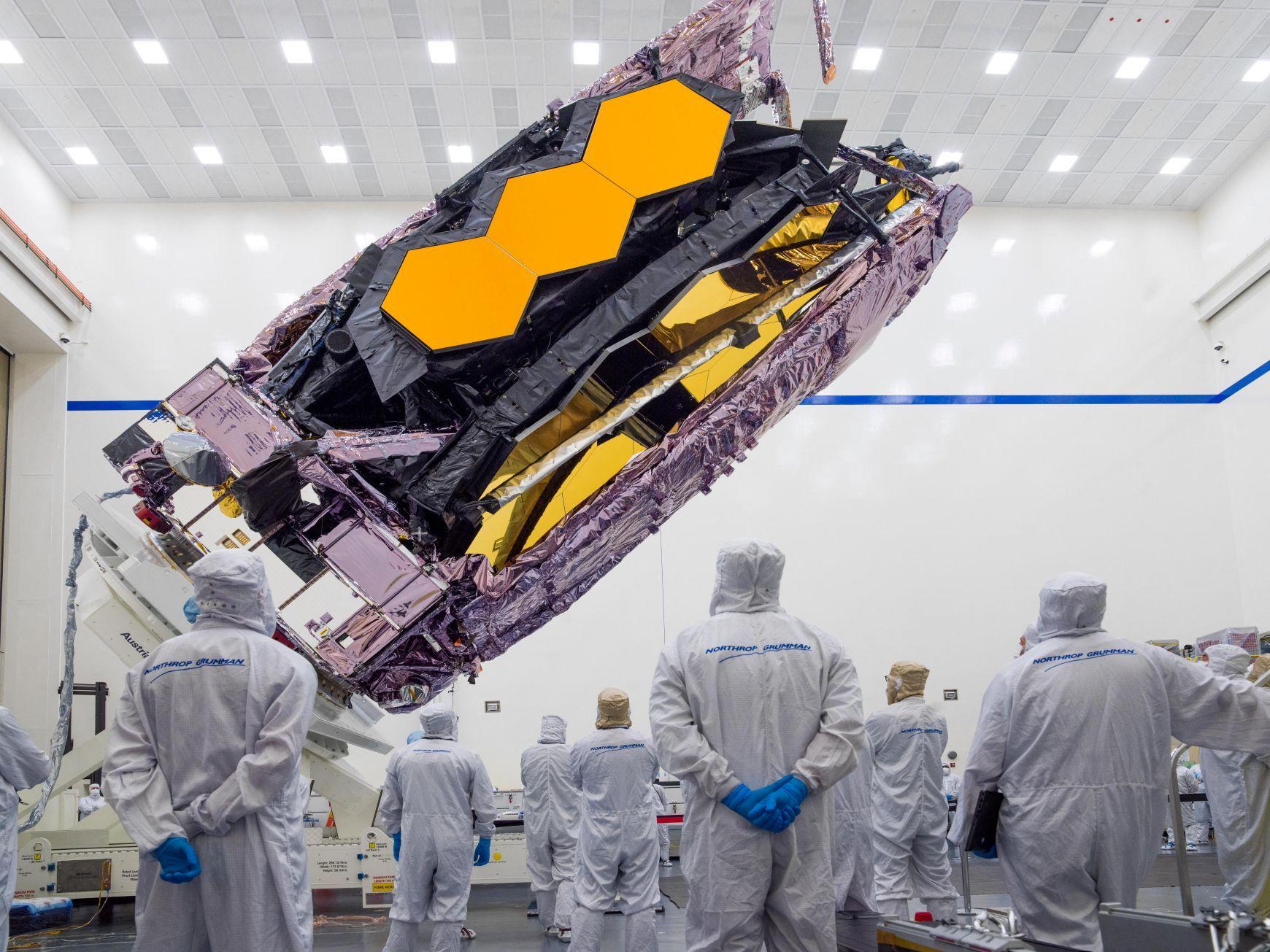 Equipe em volta do Telescópio Espacial James Webb