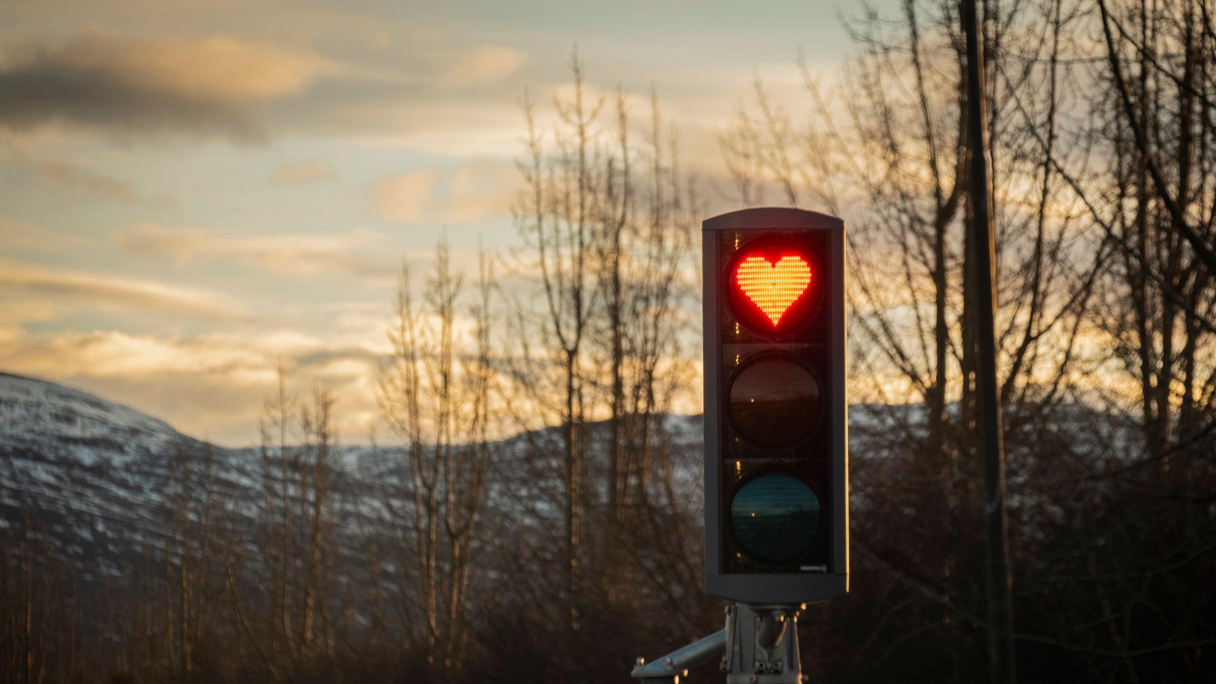 إشارة مرور على شكل قلب في أكوريري - أيسلندا
