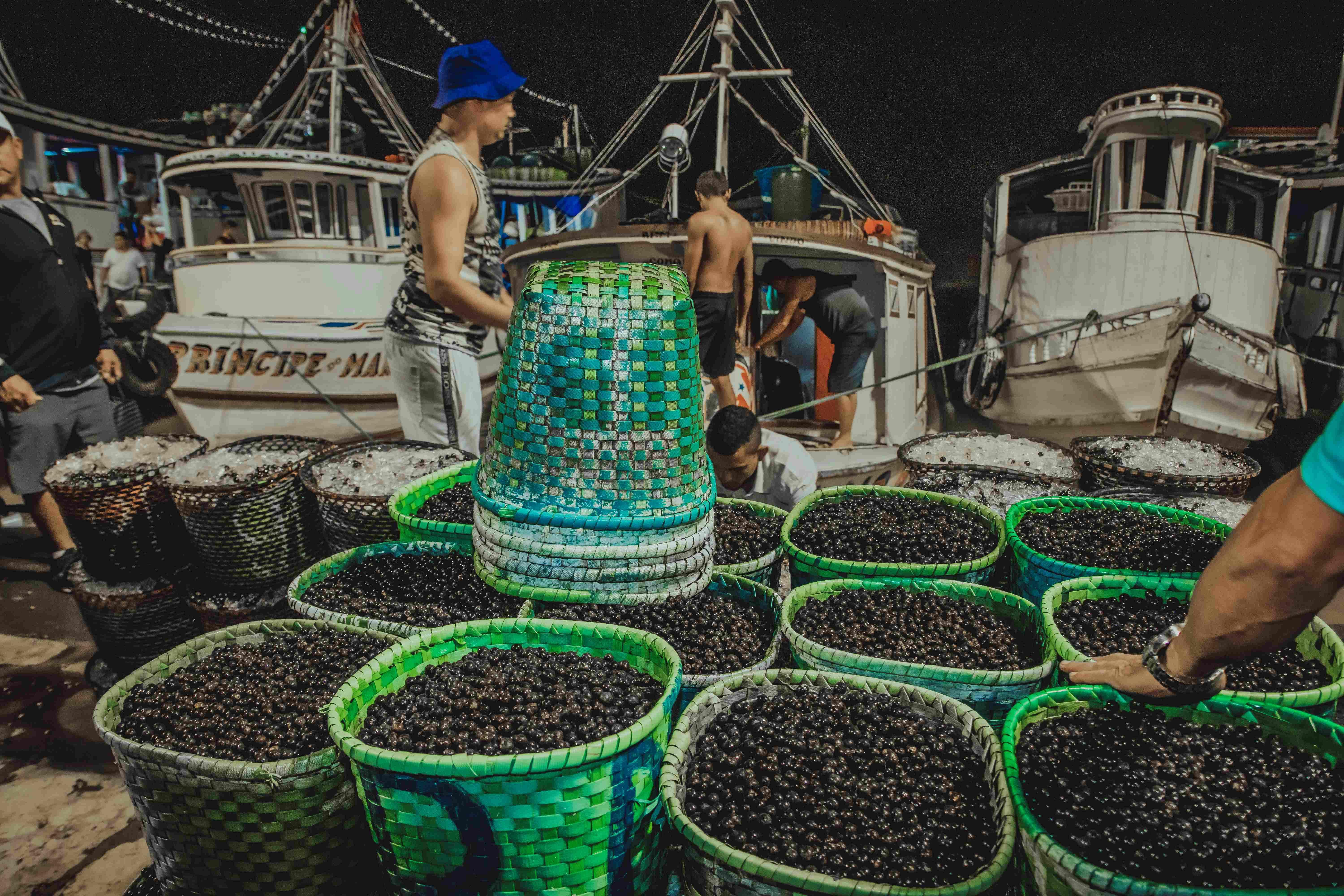 Feira do açaí em Belém tem movimento intenso durante a madrugada 