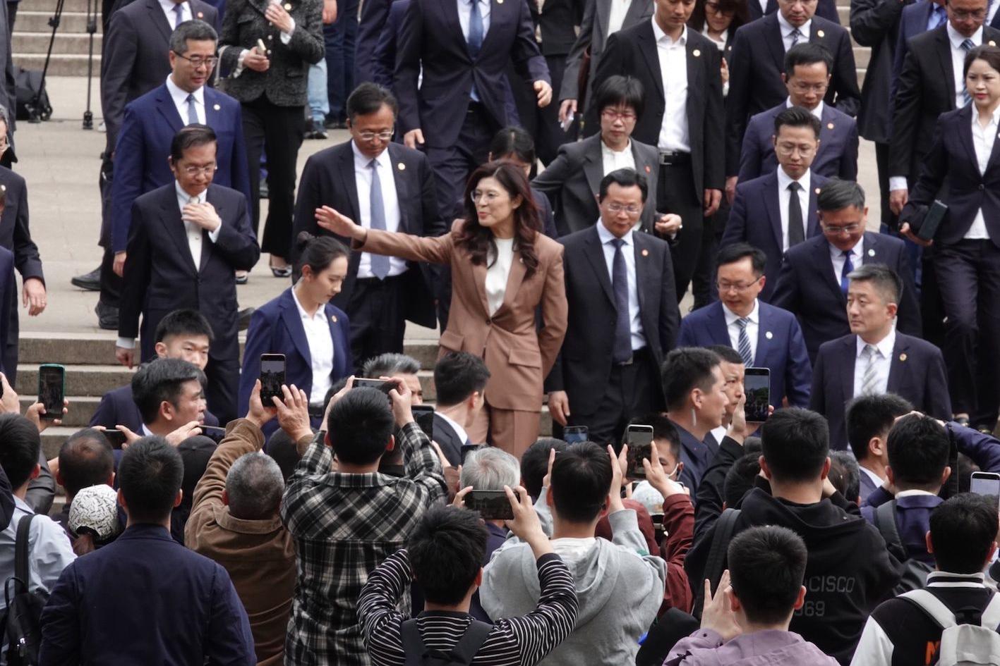 鄭麗文在南京中山陵向當地民眾揮手