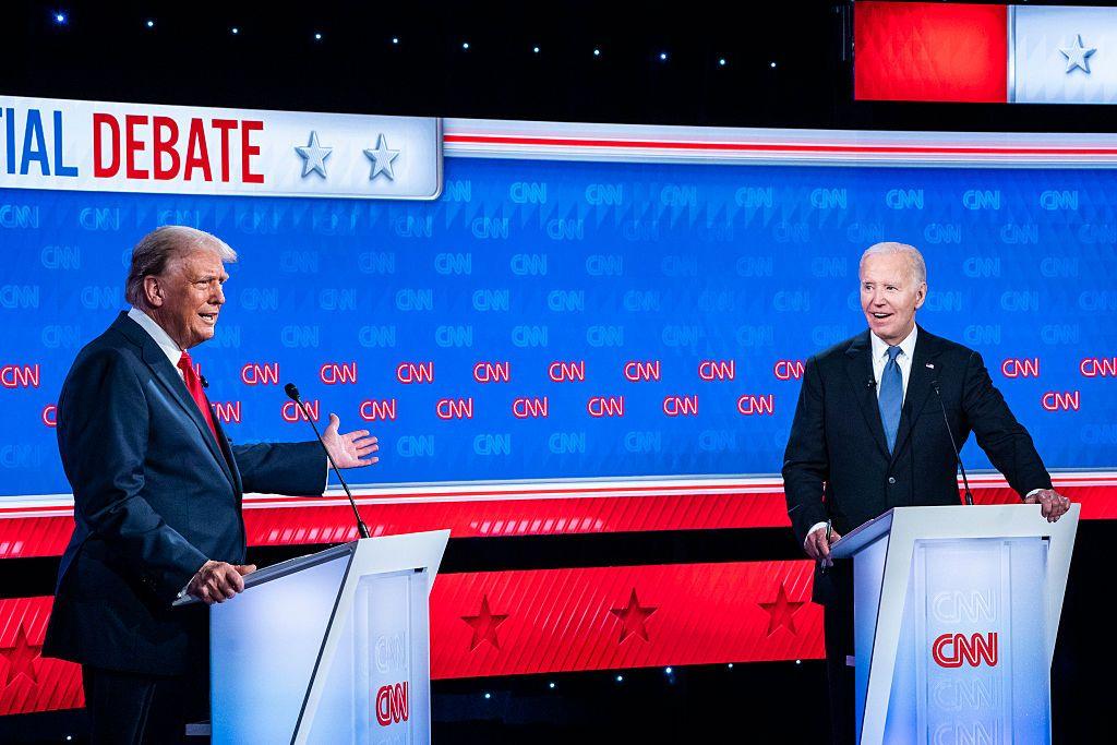 Donald Trump y Joe Biden comparten escenario durante el debate de 2024