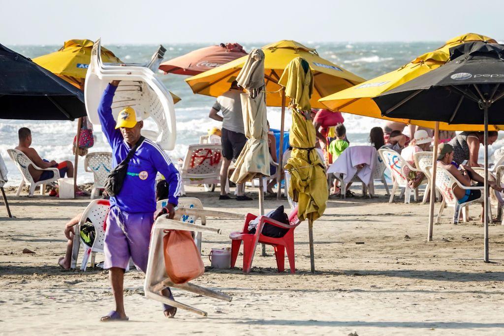 Un hombre alquila sillas en una playa de Cartagena, en Colombia. 