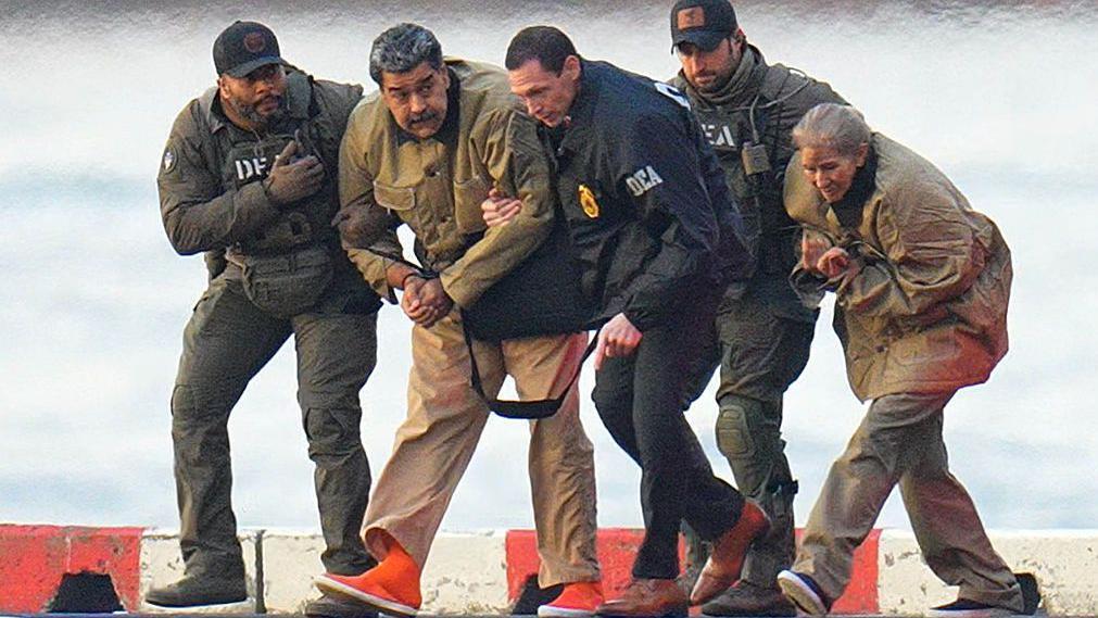 وینیزویلا کے صدر نکولس مادورو اور ان کی بیوی کو پکڑ کر لے جاتے امریکی سیکیورٹی اہلکار