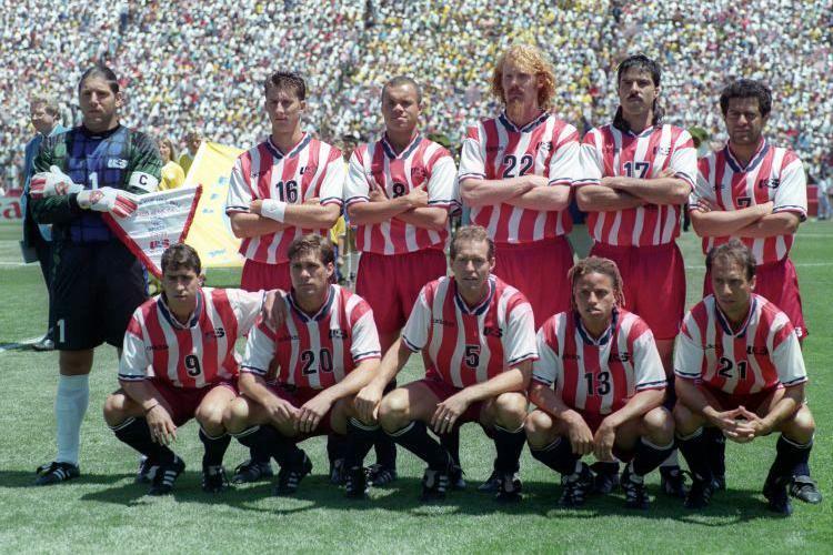 A seleção dos Estados Unidos, perfilada antes do jogo contra o Brasil pelas oitavas de final da Copa de 1994