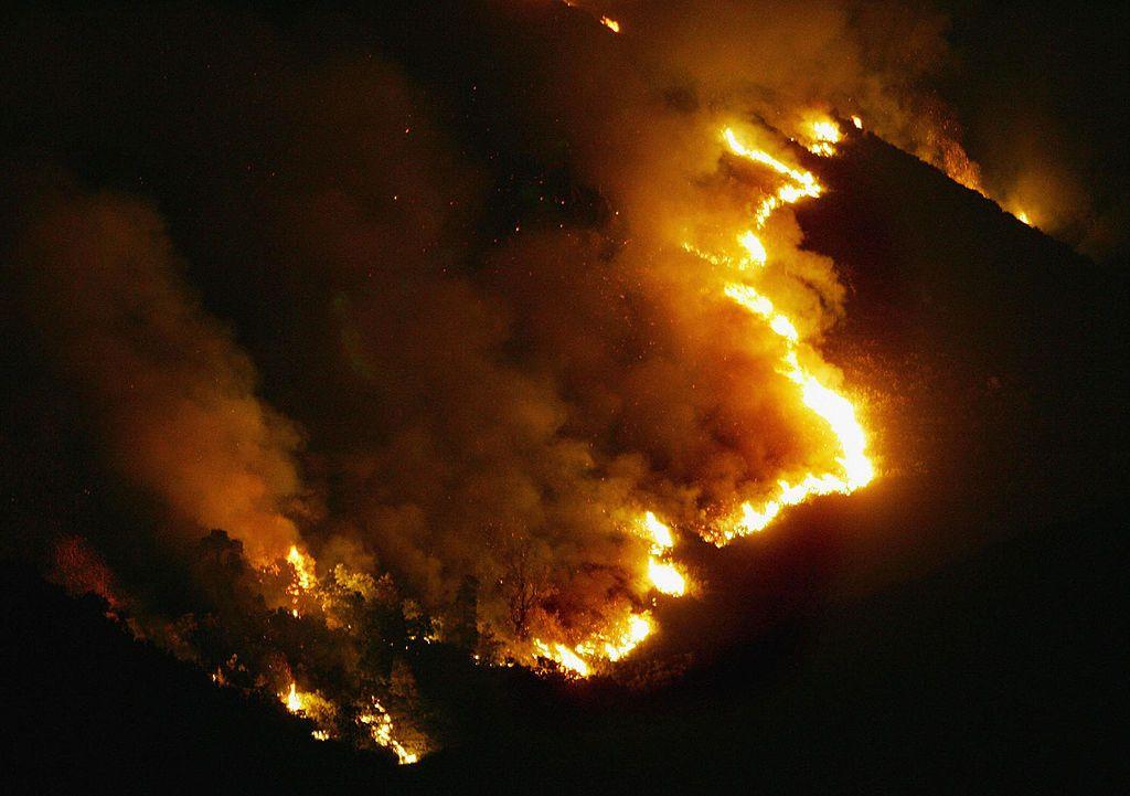 Llamas en la noche devoraron los bosques de Las Medulas