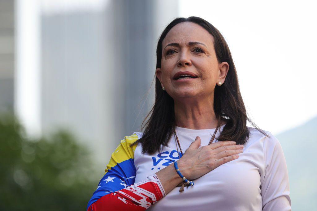 María Corina Machado com a mão sobre o peito