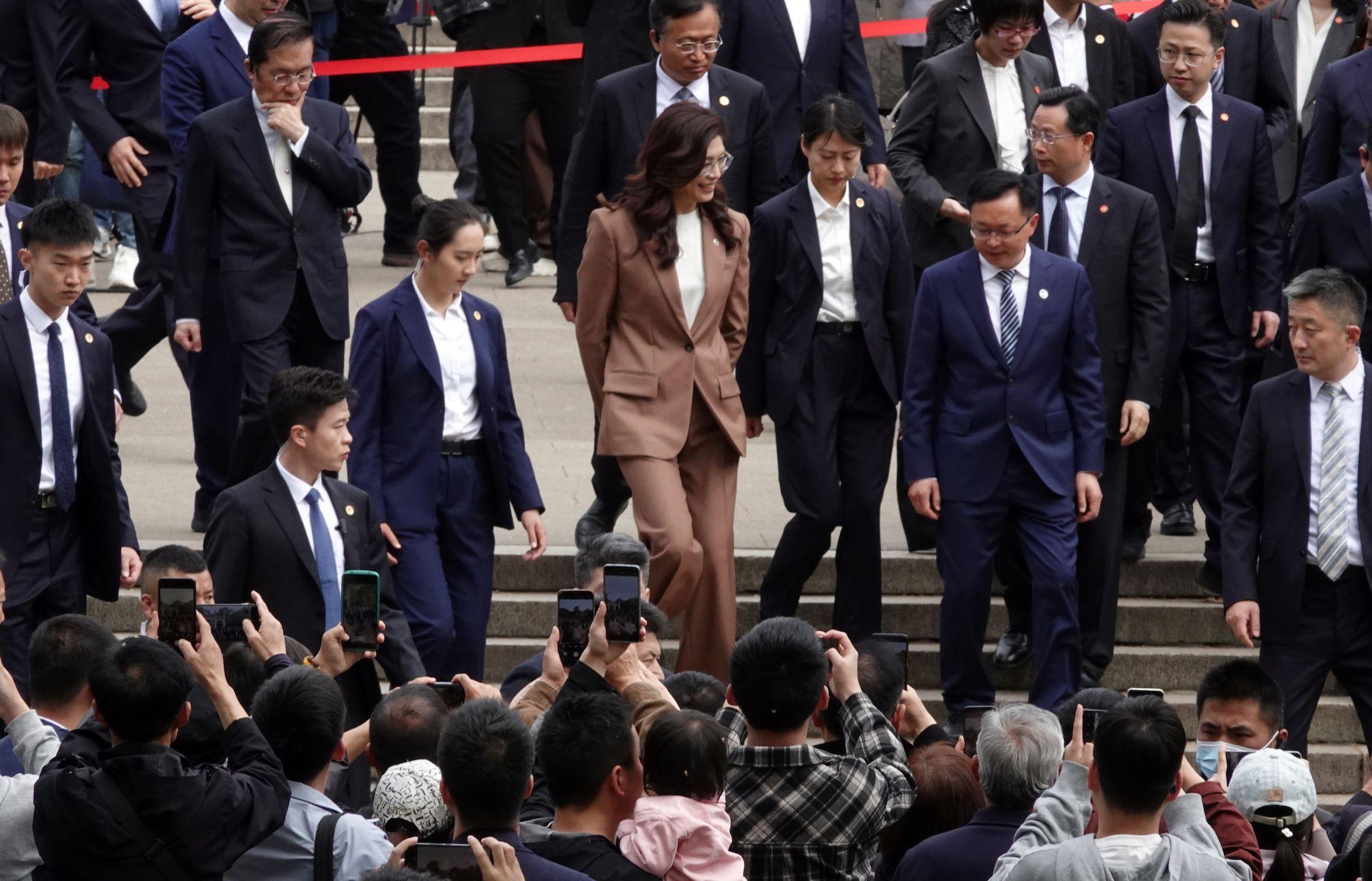 鄭麗文到南京中山陵，現場大批當地民眾圍觀。