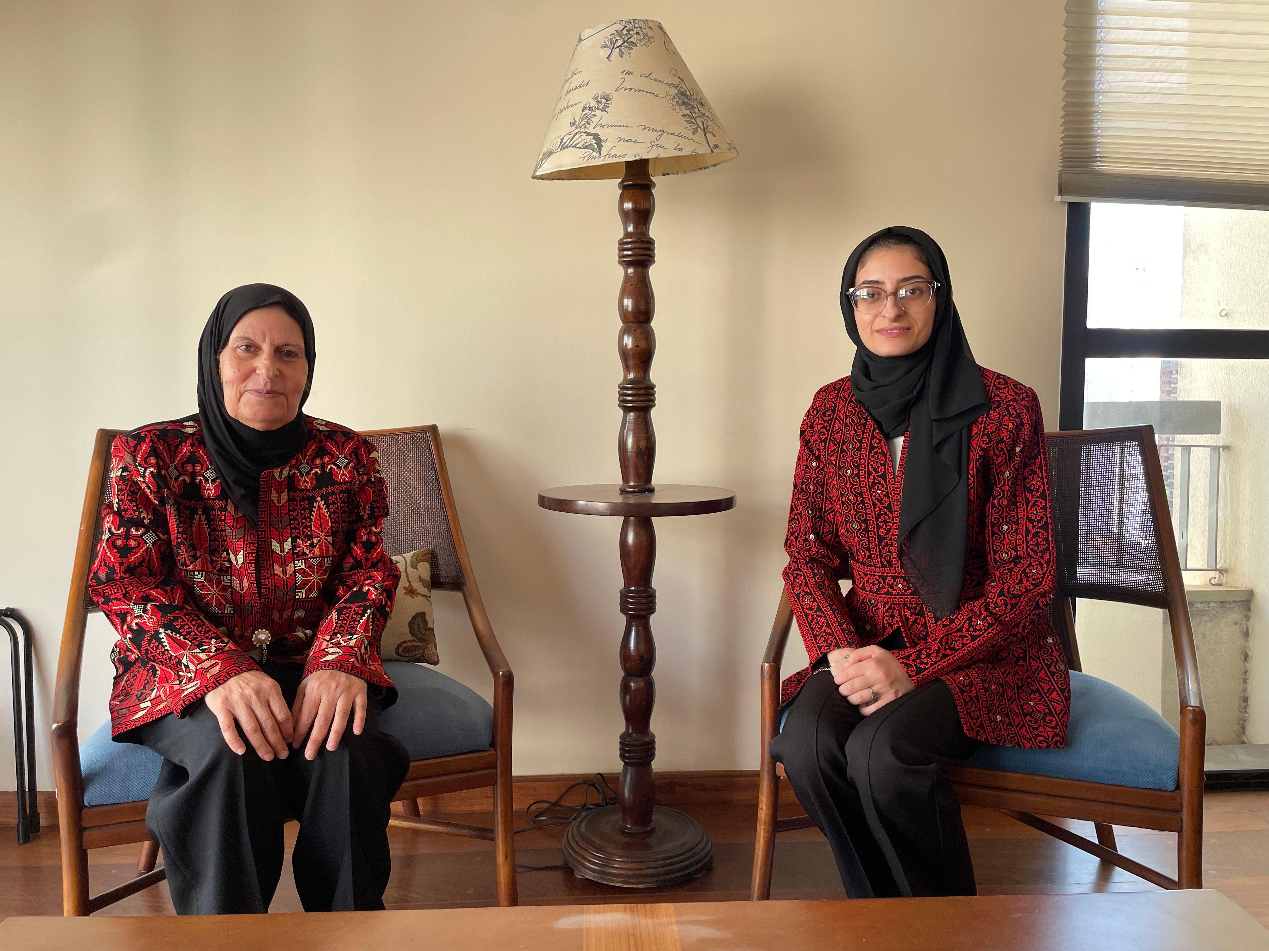 Nawal Abujayyab e Lozan sentadas em sala, posando para foto com sorrisos contidos