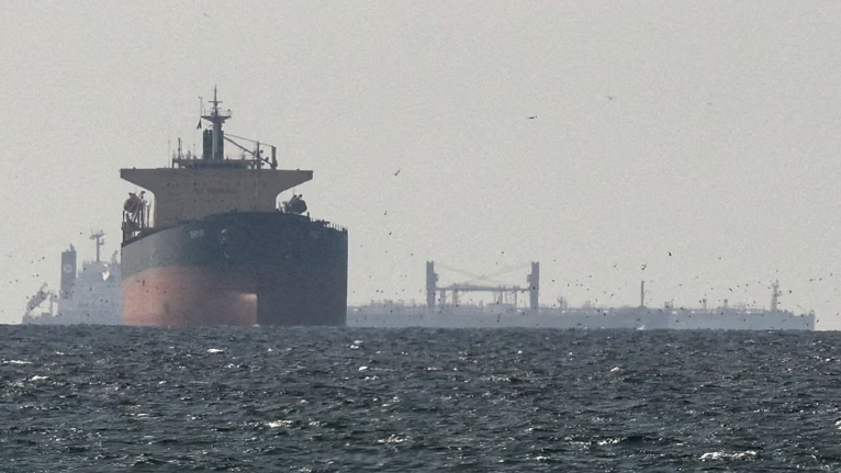 ناقلة نفط تمر من مضيق هرمز