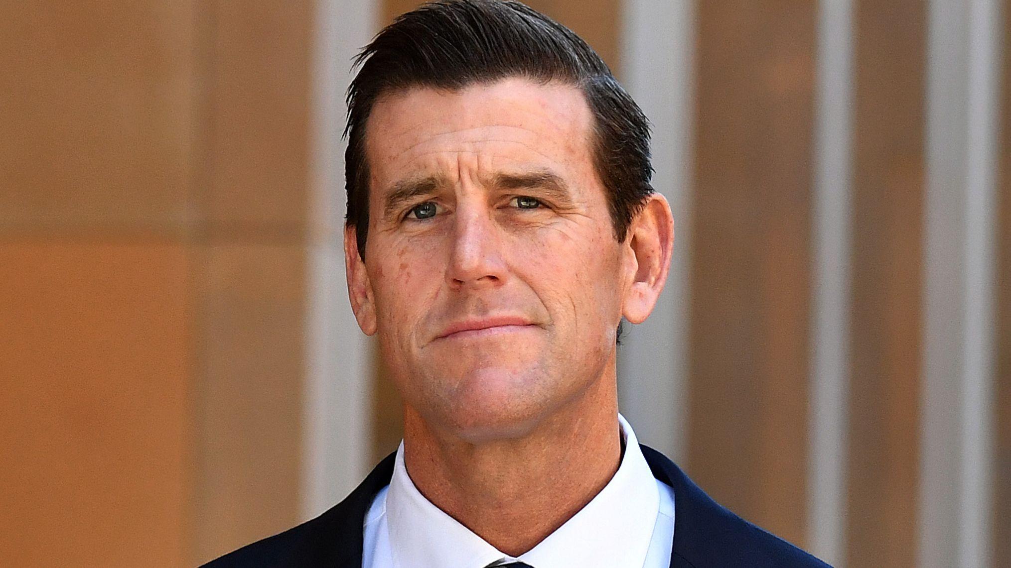 Ben Roberts-Smith mira a la cámara, vistiendo un traje.
