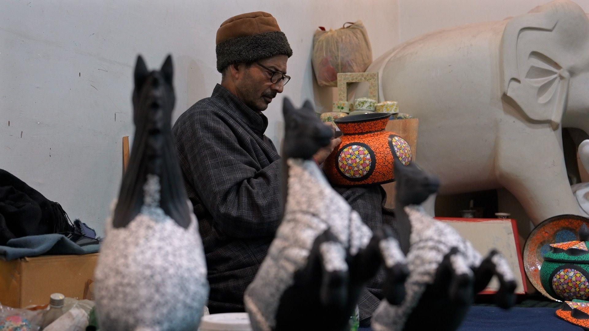 سرینگر کے غلام حسین بٹ پچھلے 45 سال سے پیپر ماشی کے فن کے ساتھ جڑے ہیں