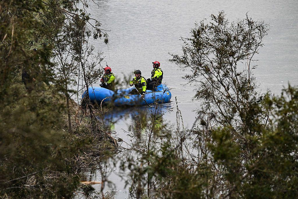 Rescatistas en una balsa en el río Guadalupe