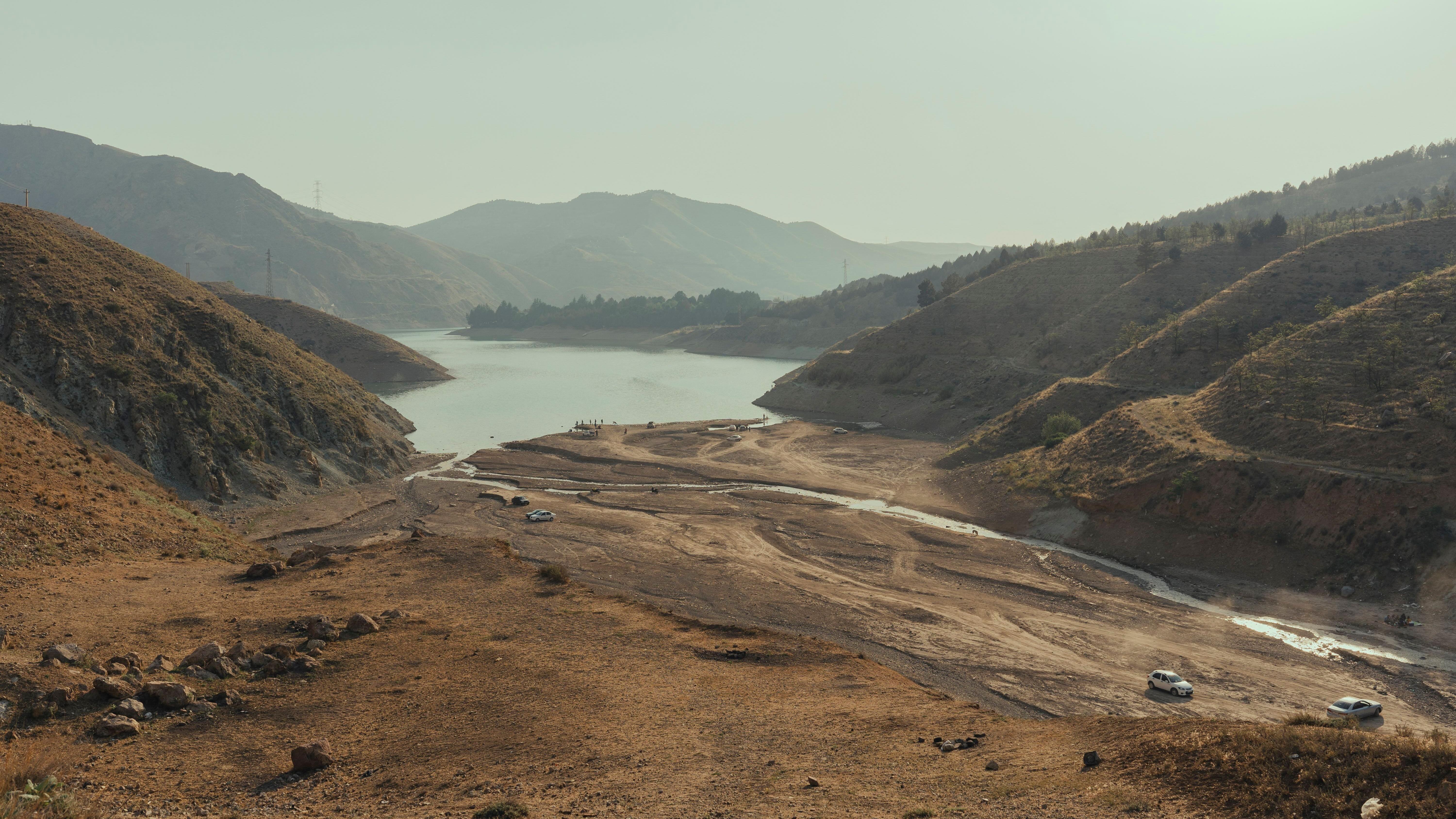 La presa de Latyan, que abastece de agua a Teherán, tiene un nivel de agua bajo: se puede ver agua en el centro del lago el 8 de mayo de 2025.