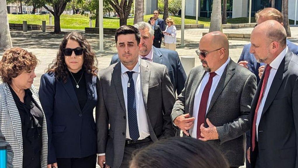 Dillon Angulo afuera de la corte con la familia de Naibel Benavides León