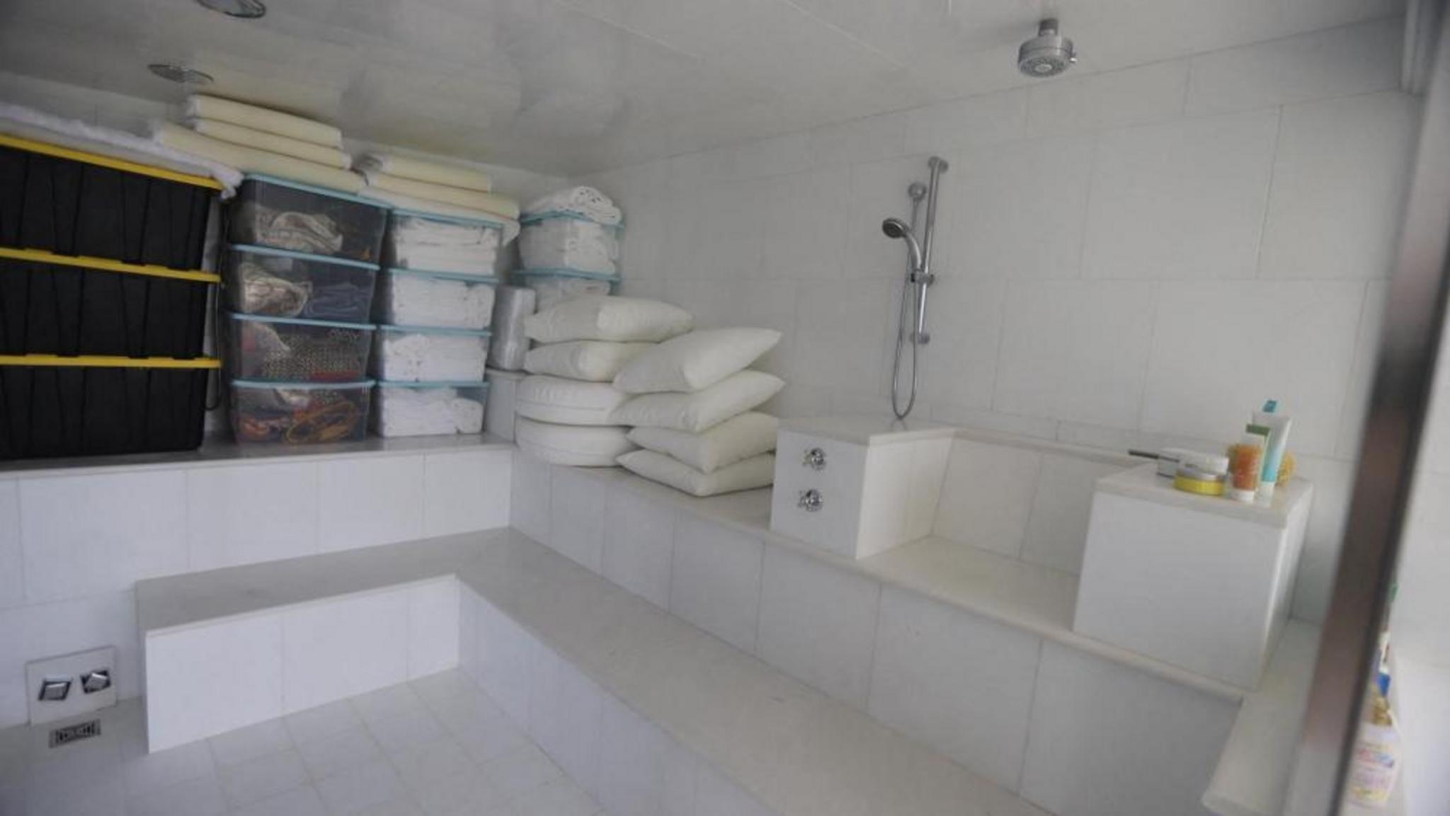 這些照片和影片似乎展示了這個處位於美屬維京群島的住所內的幾間臥室，其他照片則展示了房屋內的個人物品