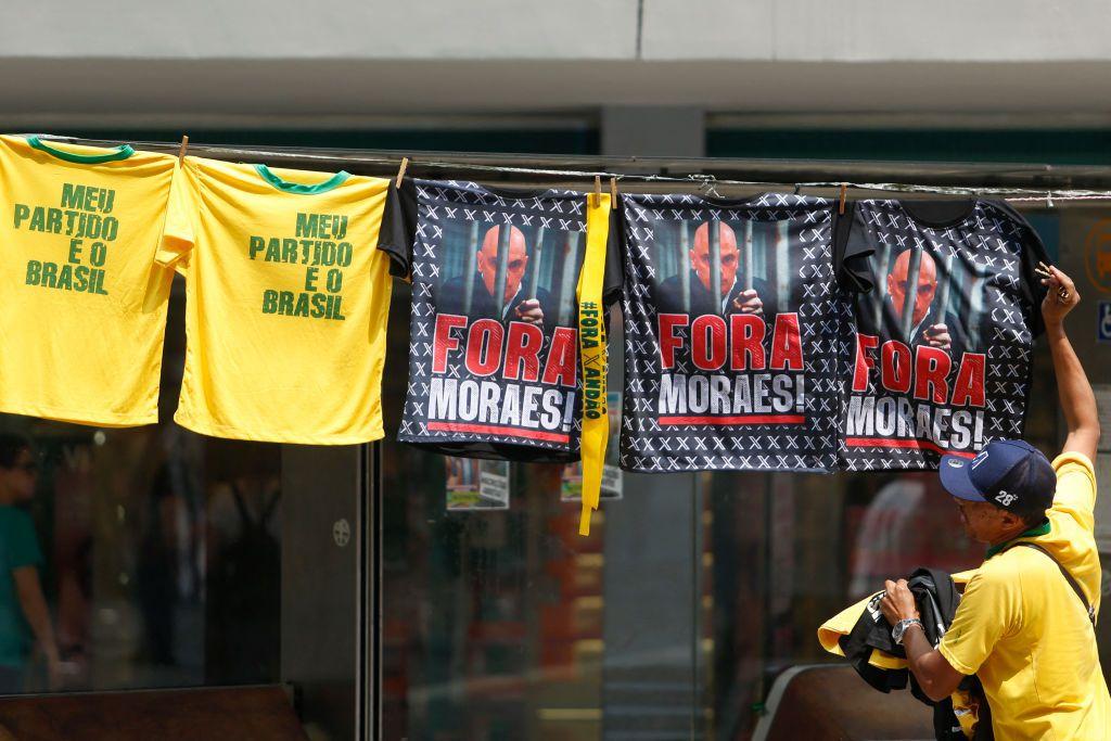 Homem pendura camisa contra Alexandre de Moraes em varal com camisas em manifesta&ccedil;&atilde;o bolsonarista