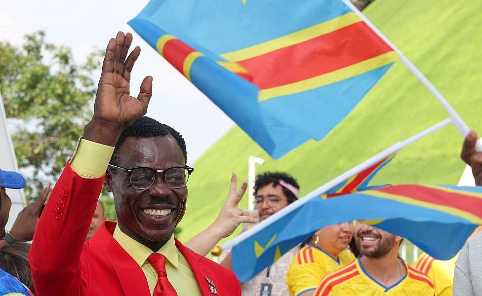 Lumumba Vea saluda aficionadas a su llegada al partido entre República Democrática del Congo y Colombia