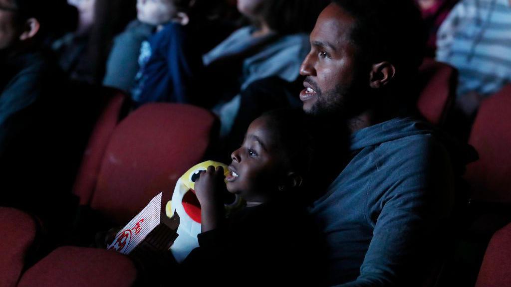 Un padre y su hijo disfrutan del espectáculo "Pinkfong Baby Shark Live!", presentado por Pinkfong en el Kings Theatre el 8 de noviembre de 2019 en Brooklyn, Nueva York.