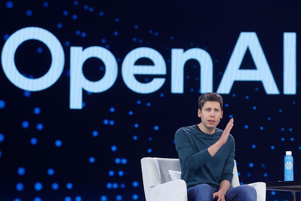 Sam Altman, CEO de OpenAI, interviene durante el Snowflake Summit 2025 en el Moscone Center, el 2 de junio de 2025, en San Francisco, California.
