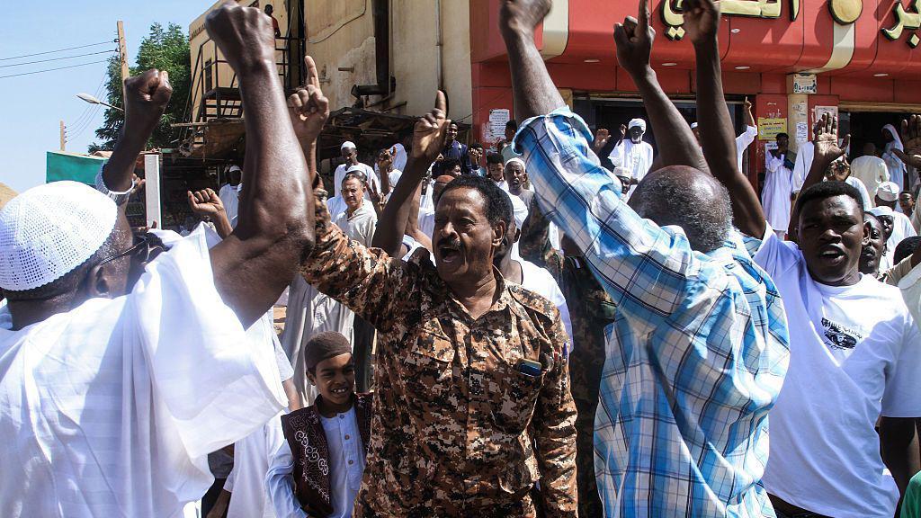 سكان محليون في مظاهرة بأم درمان في 31 أكتوبر/تشرين الأول 2025، احتجاجاً على ما ذُكر عن انتهاكات ارتكبتها قوات الدعم السريع في الفاشر، غرب السودان.