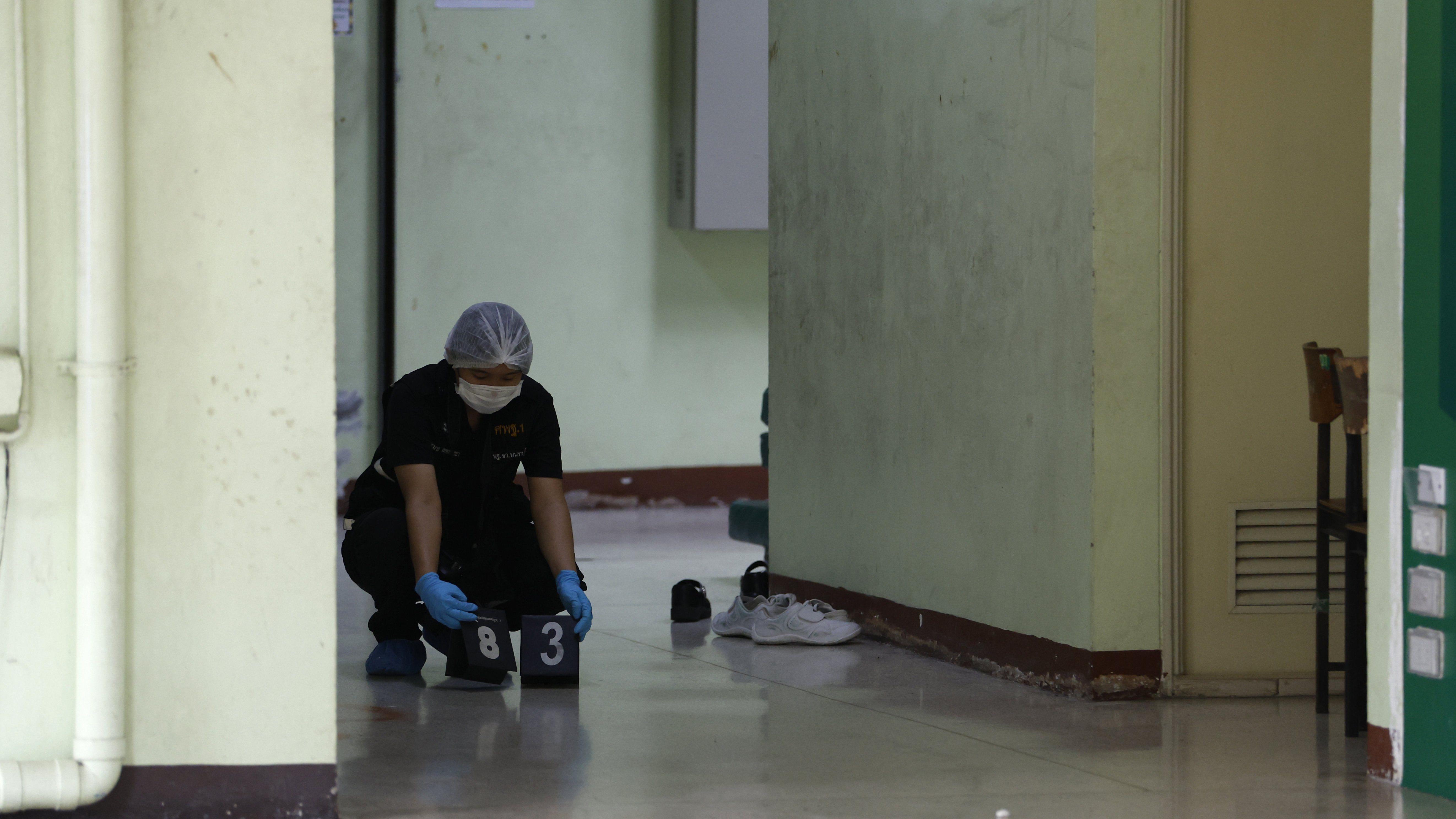 La policía forense lleva a cabo investigaciones tras un tiroteo en la escuela Debsirin Nonthaburi después de que un estudiante abriera fuego dentro del recinto escolar.