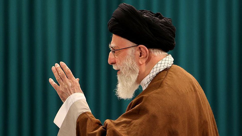 El líder supremo de Irán, el ayatolá Alí Jamenei, saluda a sus partidarios en Teherán el 10 de mayo de 2024. 