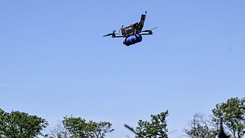 Um drone FPV controlado remotamente, equipado com muni&ccedil;&atilde;o, &eacute; visto no c&eacute;u durante uma miss&atilde;o de combate de uma unidade de drones ucraniana em 2025