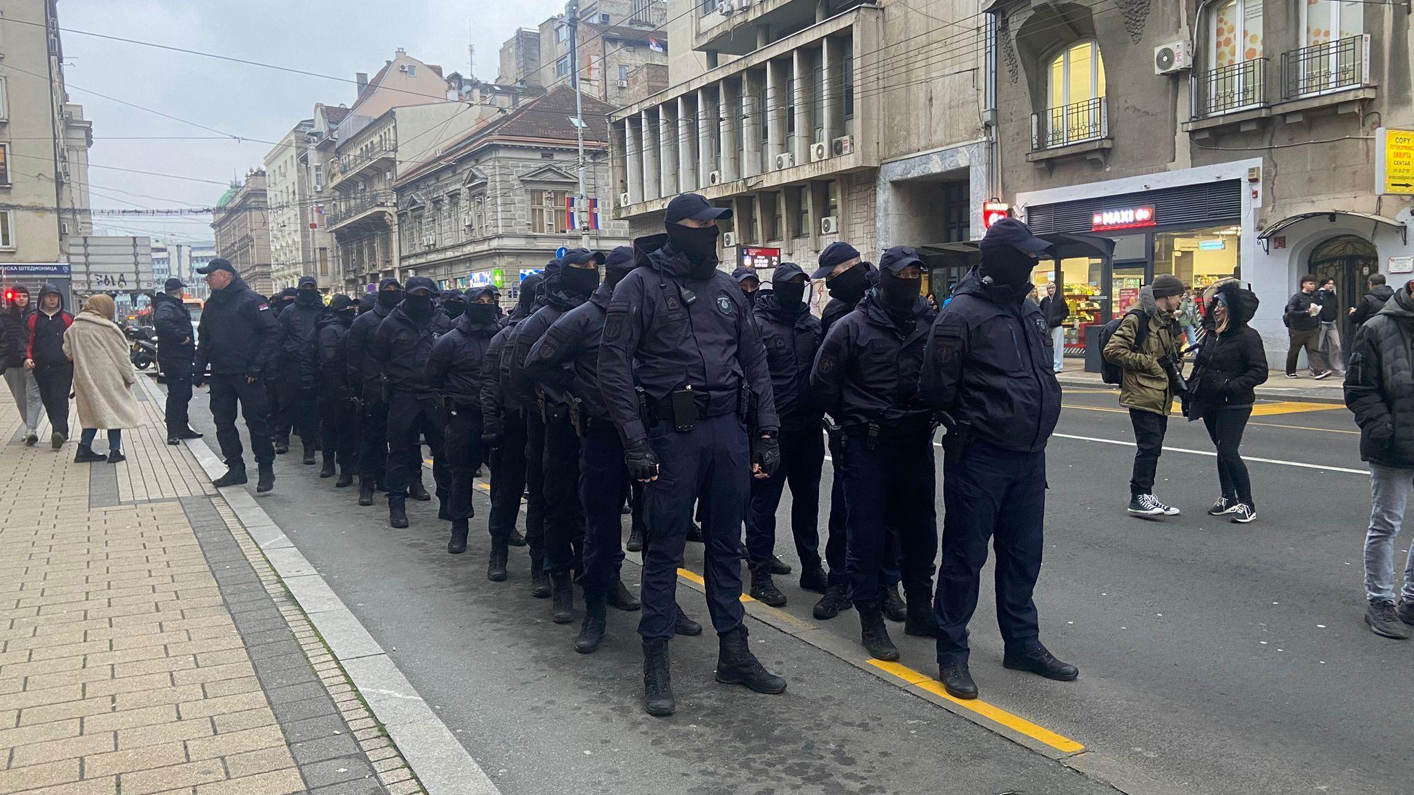 Policajci pod maskama u jedinici na ulici ispred Filozofskog fakulteta