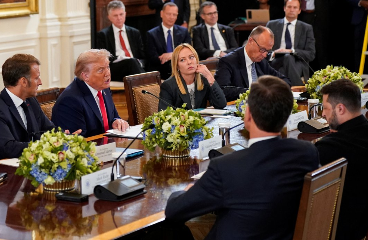 Trump con los líderes europeos durante las conversaciones de este lunes.