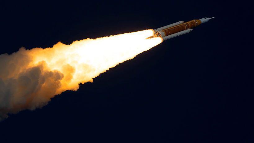 La misión lunar tripulada Artemis II despega desde la plataforma 39B del Centro Espacial Kennedy, en Cabo Cañaveral, Florida, el 1 de abril de 2026.