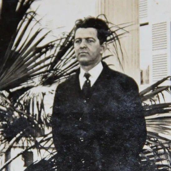 Foto preta e branca de um homem de terno