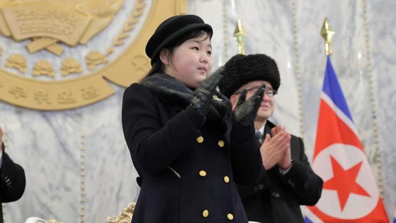 북한 조선중앙통신이 공개한 사진에 따르면 김정은 국무위원장의 딸 김주애가 2023년 2월 8일 북한 평양 김일성광장에서 열린 조선인민군 창건 75주년 기념 열병식에 참석하고 있다