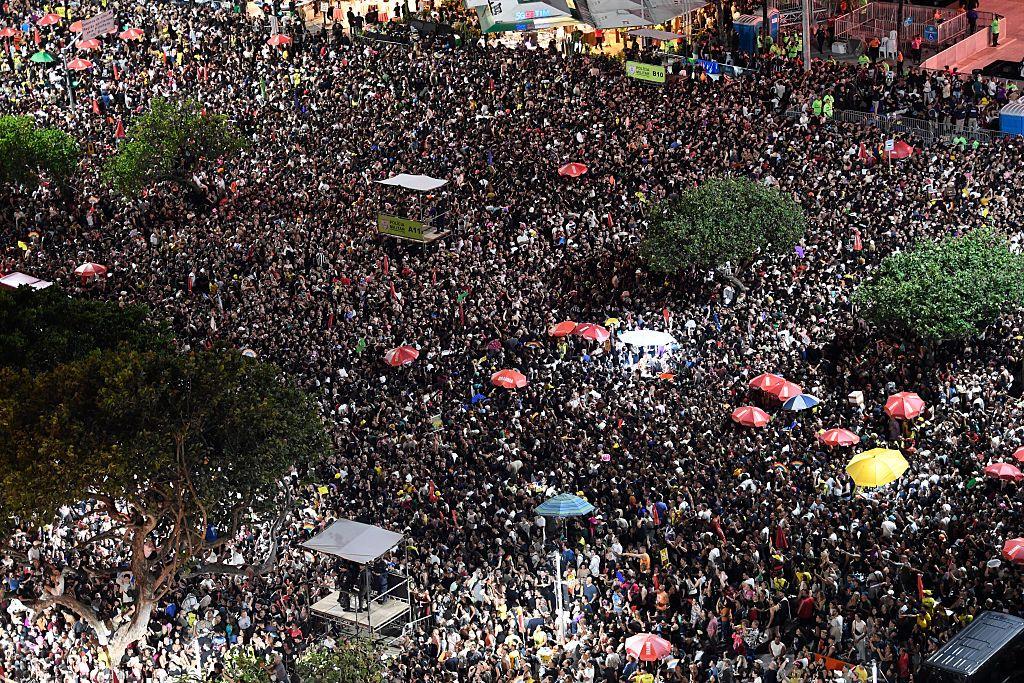 Imagem aérea mostrando público do show de Lady Gaga em Copacabana