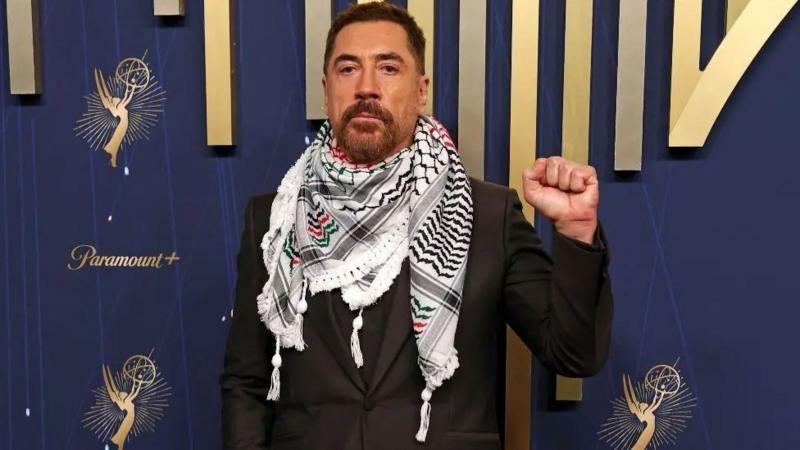 La estrella de What We Do in the Shadows, Javier Bardem, con una keffiyeh en el cuello y traje de negro en la ceremonia de los Emmy