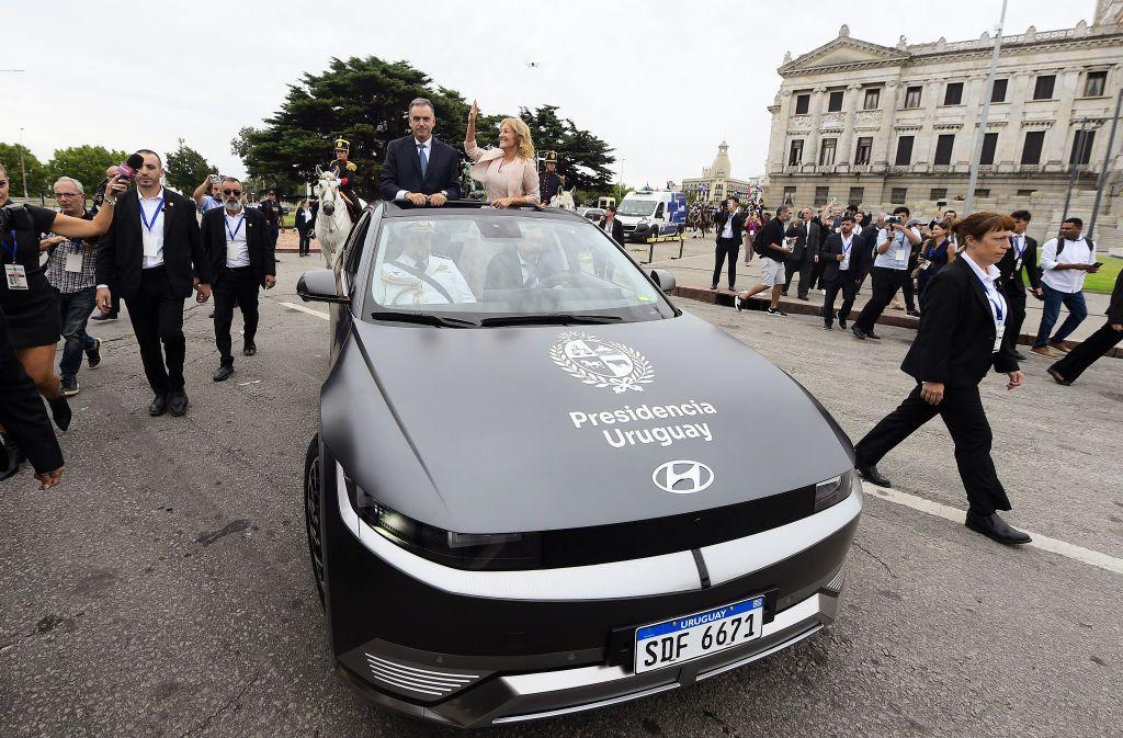 El presidente uruguayo Yamandú Orsi asume el cargo junto a su vicepresidenta Carolina Cosse parado en un auto eléctrico frente al Palacio Legislativo de Montevideo.