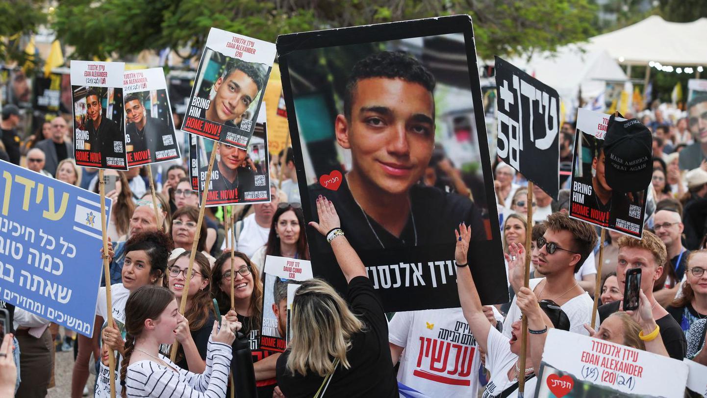 Una mujer toca una foto del rehén israelí-estadounidense, Edan Alexander, en medio de las concentraciones que celebran su liberación, el 12 de mayo de 2025.