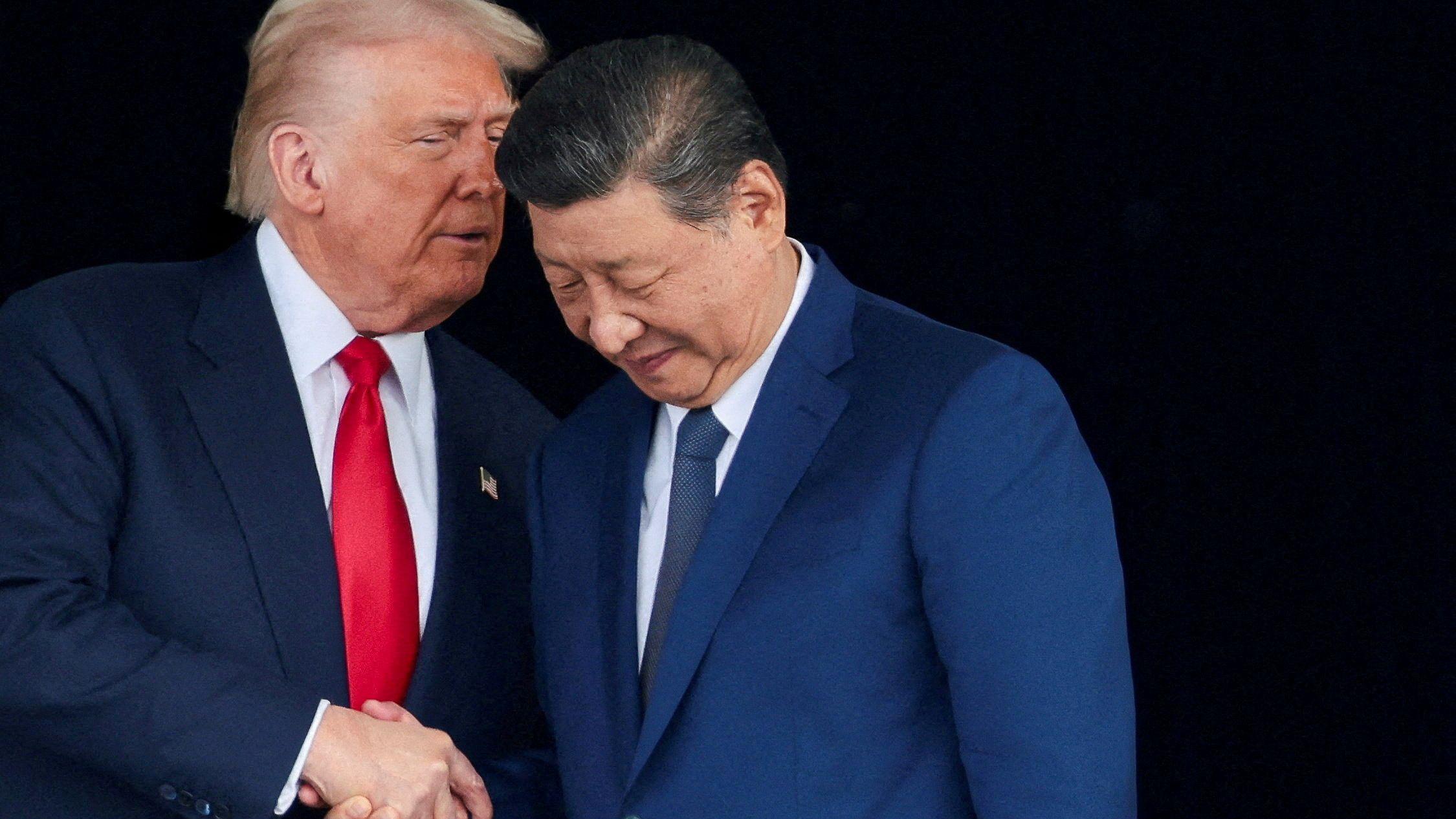 صورة أرشيفية: الرئيس الأمريكي دونالد ترامب والرئيس الصيني شي جين بينغ يتحدثان أثناء مغادرتهما مطارغيمهاي الدولي بعد اجتماع ثنائي، على هامش قمة منتدى التعاون الاقتصادي لدول آسيا والمحيط الهادئ (أبيك)، في بوسان، كوريا الجنوبية، 30 أكتوبر/تشرين الأول 2025