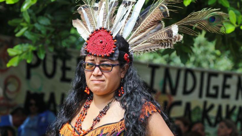 امرأة ترتدي زي السكان الأصليين خلال الاحتفال باليوم الدولي للشعوب الأصلية في بلدة إيزالكو في السلفادور