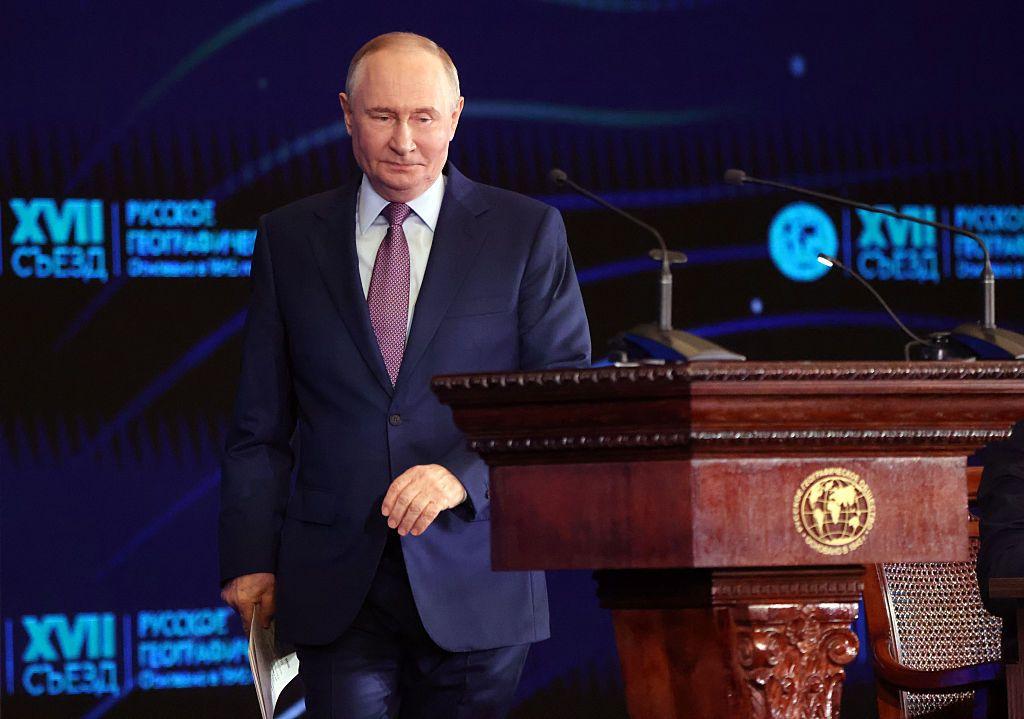 الرئيس الروسي فلاديمير بوتين يدخل قاعة الاجتماع خلال مؤتمر الجمعية الجغرافية الروسية، في مشهد يعكس استمرار حضوره القوي في الفضاءين السياسي والإعلامي داخل روسيا